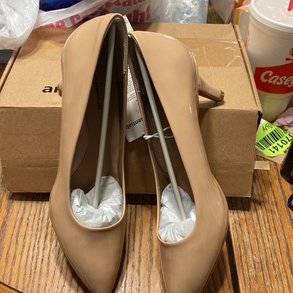 Amazon Essentials Women's Round Toe Medium Heel Pump Size 10 - Picture 3 of 6